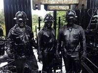 Pracownicy platformy wiertniczej po wydmuchaniu szybu naftowego