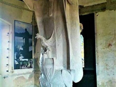 Pomnik papieża z wystającym ptakiem. Niestety to nie jest fejk, to arcydzieło stoi w Wiśniczu.