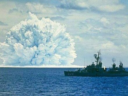 Detonacja bomby atomowej Swordfish podczas operacji Dominik, próby monitoruje SS Agerholm, 11 maja 1962 r.