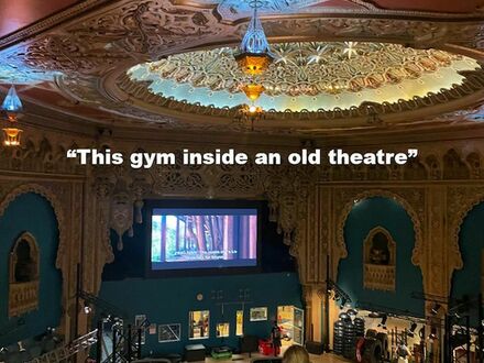 Siłownia wewnątrz starego teatru