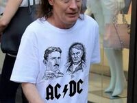 Angus w koszulce AC/DC