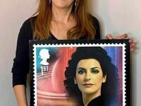 Deanna Troi ze swoim znaczkiem