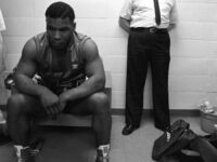18-letni Mike Tyson z trenerem Cusem D'Amato przed pierwszą profesjonalną walką w 1985 r.