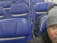 Kiedy w całym samolocie jest tylko dwóch pasażerów i ten drugi musiał usiąść zaraz za tobą