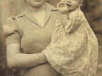 Freddie Mercury i jego matka w 1947 roku