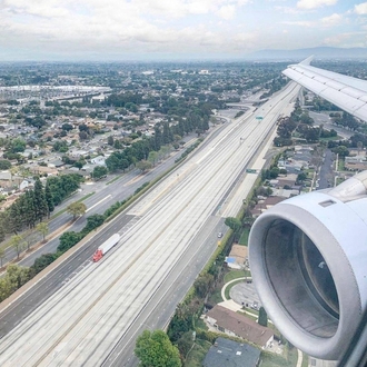 Poranny ruch na autostradzie w Los Angeles
