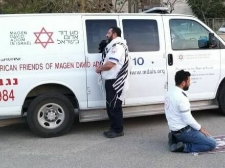 Żyd i Muzułmanin modlący się; współpracują razem w Izraelu, aby przeciwdziałać pandemii