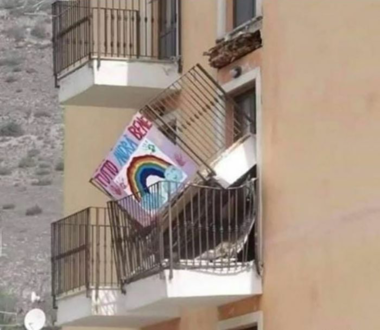 We Włoszech zerwał się balkon z wywieszonym transparentem "Wszystko będzie dobrze"