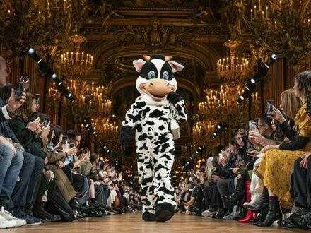 Model przebrany za krowę podczas pokazu kolekcji Stella McCartney