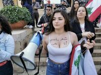 Protestująca w Libanie z napisem na piersiach - sama zadecyduję, co na siebie włożę
