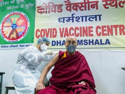 Dalaj Lama też się załapał na szczepienie
