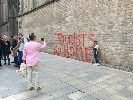 Mural przeciwko turystom został atrakcją turystyczną