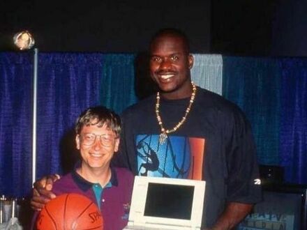Shaq otrzymuje swój pierwszy komputer od Billa Gatesa (około 1990)