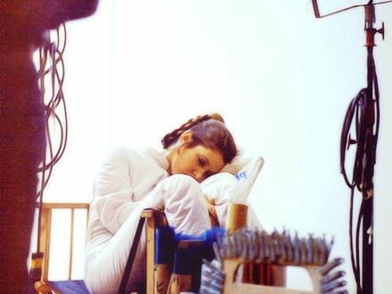 Carrie Fisher śpiąca na planie "Imperium kontratakuje", 1979
