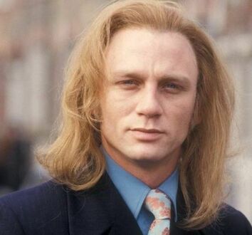 Daniel Craig z długimi włosami w 1996