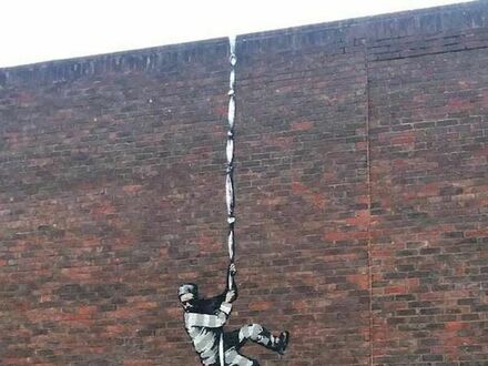 Nowe graffiti Banksy'ego na murze więzienie w Reading, w którym więziono Oscara Wilde'a