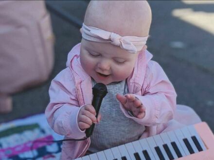 Wcześnie zaczęła karierę muzyczną