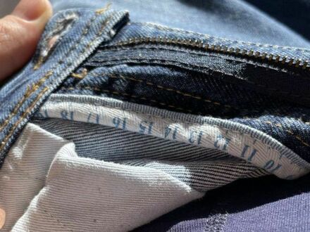 Wewnątrz moich spodni jest linijka przy rozporku