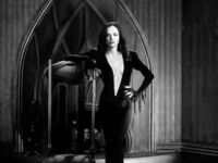 Christina Ricci (Wednesday Addams) ubrana jako Morticia Addams