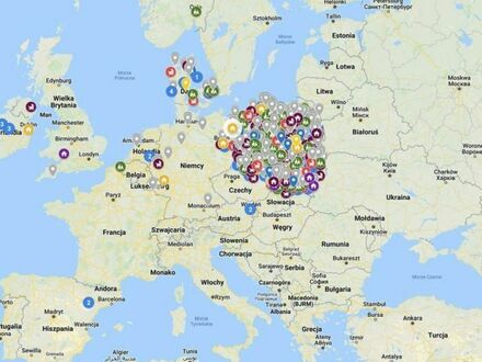 Mapa Europy, na której zaznaczono domy, w których przyjmują uchodźców z Ukrainy