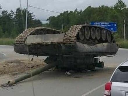 Rosyjski czołg, gdy słyszy nadjeżdżający ukraiński traktor