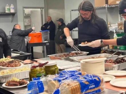Dave Grohl zgłosił się do jadalni dla bezdomnych w LA i pomógł w wydaniu 500 posiłków