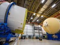 Hala NASA, w której trwa montaż rakiety dla misji Artemis 2, która w przyszłym roku ma zanieść ludzi na Księżyc