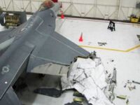 Amerykański samolot F-16, który zdołał wrócić do bazy po odstrzeleniu częsci skrzydła