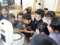 Dzieci w japońskim przedszkolu pierwszy raz samodzielnie ugotowały ryż