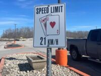 Ograniczenie prędkości na parkingu kasyna