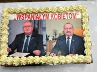 Wójt gminy Zgorzelec oraz jego zastępca przygotowali paniom tort ze swoimi własnymi podobiznami