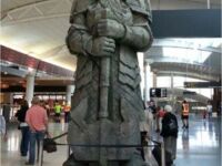 Pięciometrowy pomnik Krasnoluda na lotnisku w Auckland w Nowej Zelandii