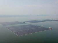 Pływające pole paneli słonecznych w Chinach