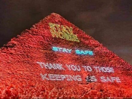 Tak rozświetliły się egipskie piramidy  Zostań w domu, bądź bezpieczny