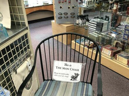 Męskie krzesło - proszę usiądź wygodnie kiedy twoja kobieta robi zakupy