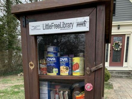 Mała darmowa biblioteczka zamieniła książki na jedzenie