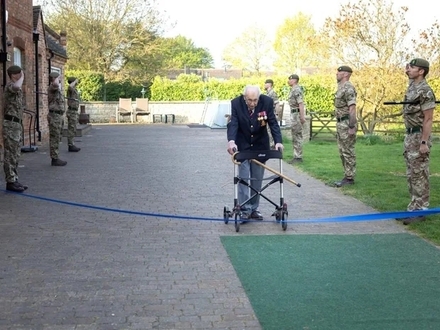 Weteran armii brytyjskiej kapitan Tom Moore na swoje 100 urodziny 100 razy przeszedł swój ogród, aby zebrać 1000 funtów na brytyjską służbę zdrowia. Zebrał ponad 16,1 mln funtów i datki nadal napływają