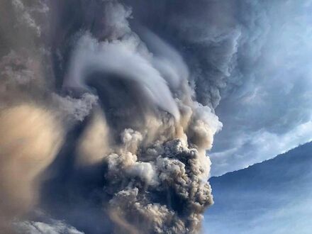 Malownicza erupcja wulkanu
