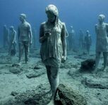 Generacja utraconych dusz - podwodna instalacja artystyczna autorstwa Jasona Cariesa Taylora