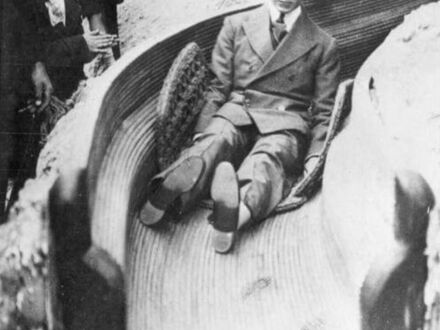 Król George VI bawiący się na zjeżdżalni, 1938 rok