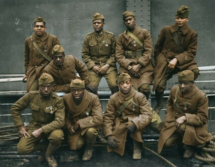 Żołnierze z Harlem Hellfighters, czyli 369 pułku piechoty USA, wracają po zakończeniu I wś nosząc na piersi Krzyż Wojenny. Rok 1919