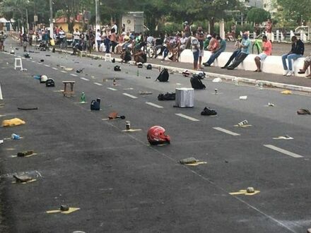 Tymczasem w Brazylii ludzie kładą swoje rzeczy na ziemi, aby zarezerwować sobie miejsce w kolejce po czym siadają razem na murku