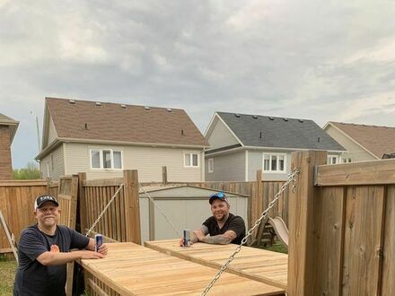 Ci sąsiedzi poprawili ogrodzenie, aby mogli delektować się piwem i dystansem społecznym