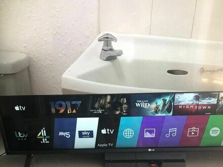 Nietypowy telewizor do łazienki - szeroki i niski