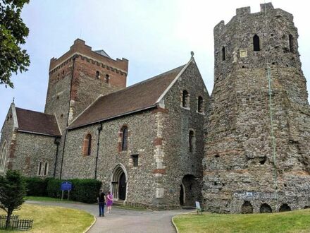1000-letni kościół przy 2000-letniej rzymskiej latarni morskiej, Kent Downs, Anglia