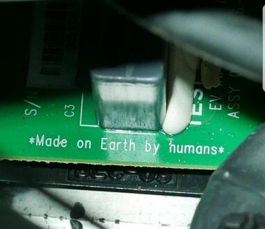 Tesla Roadster w kosmosie ma nadrukowany napis "Zrobione na Ziemi przez ludzi"