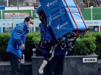 Chiński kurier korzystający z egzoszkieletu do transportu przesyłek