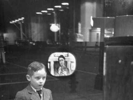Chłopiec po raz pierwszy ogląda telewizję, 1948 rok