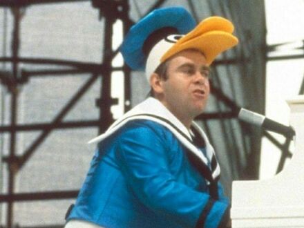 Elton John ubrany jako Kaczor Donald