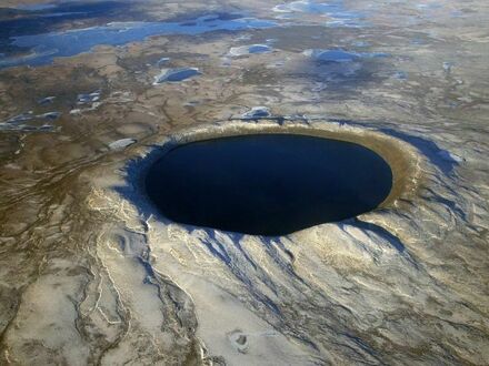 Krater Pingualuit na dalekiej północy Kanady powstał po uderzenie meteorytu ok 1,5 mln lat temu